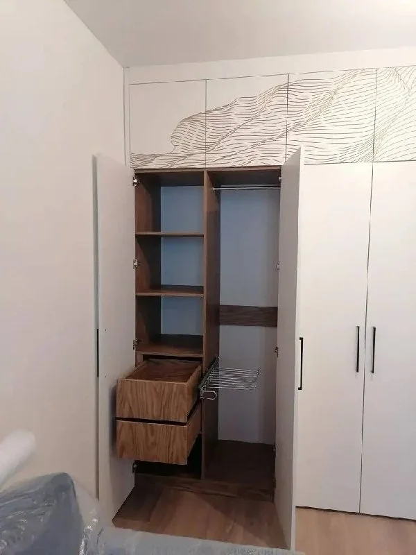 Распашной шкаф до потолка