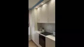 Здесь вся техника интегрирована и скрыта за фасадами, благодаря чему простра..